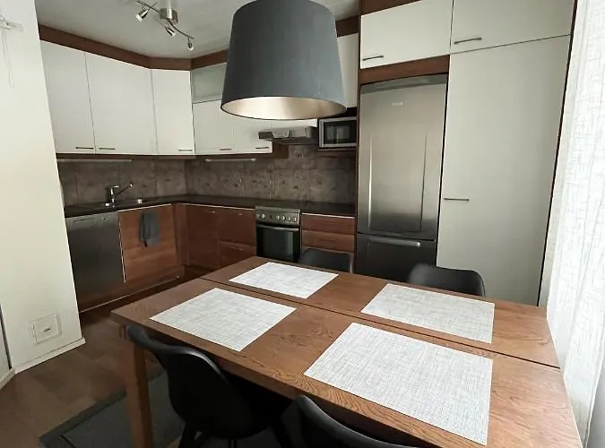 Rauhallinen Ilmastoitu Paritalo, Sauna, Terassi, Autokatos Lägenhet